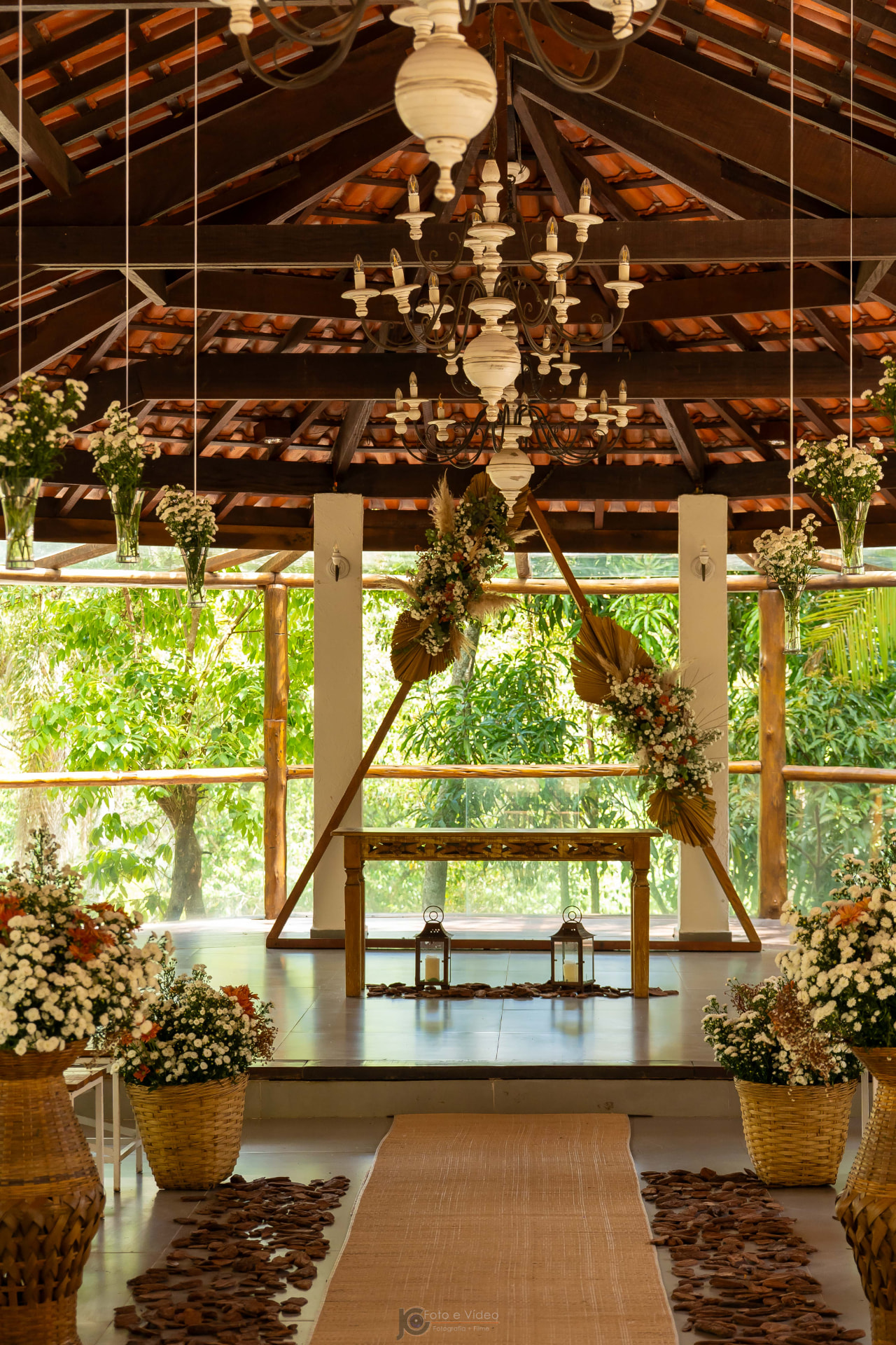 Interior da capela ecumênica decorada