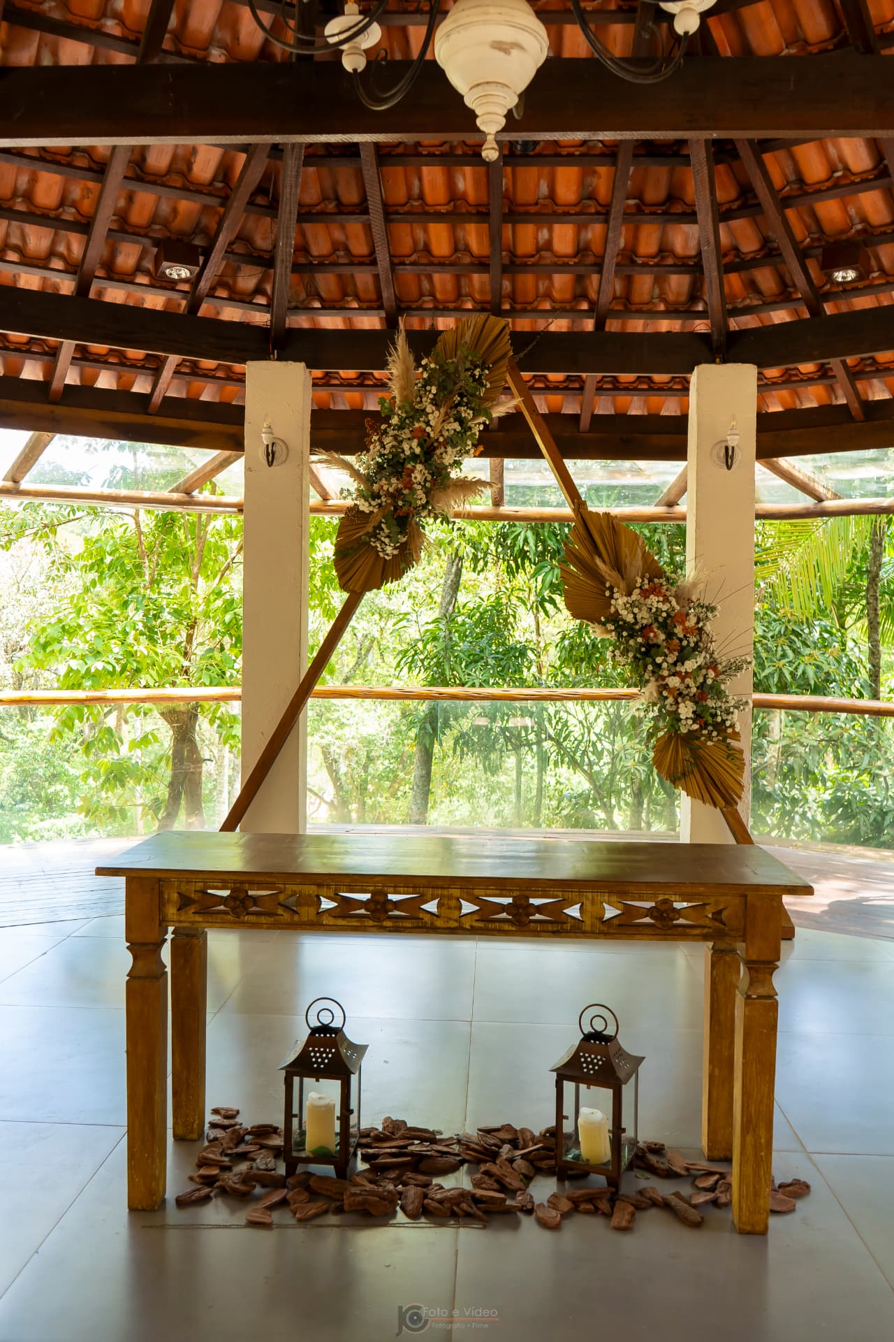 Altar rústico com arranjos florais