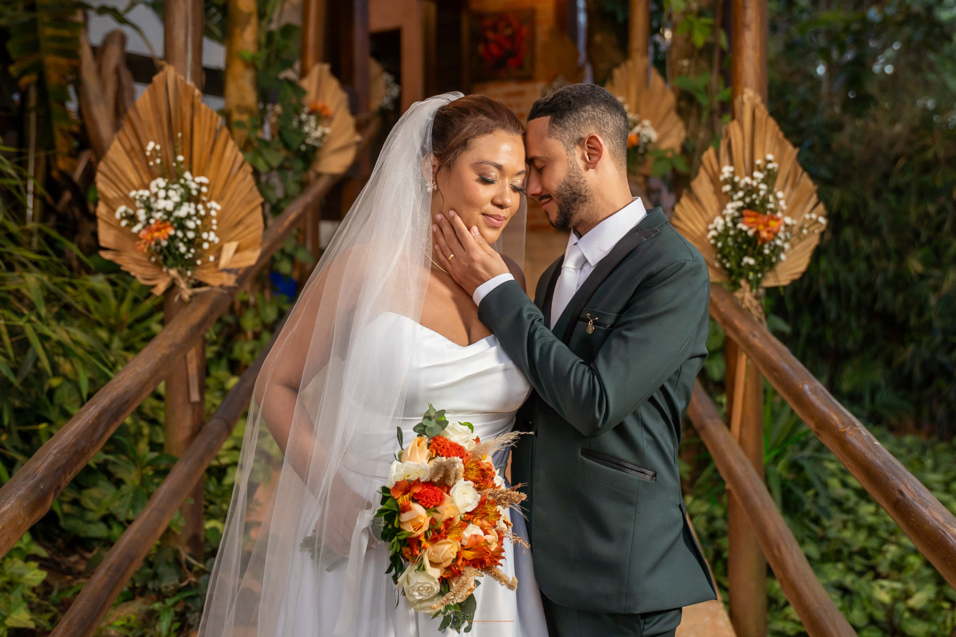 Casal em momento romântico na escada rústica